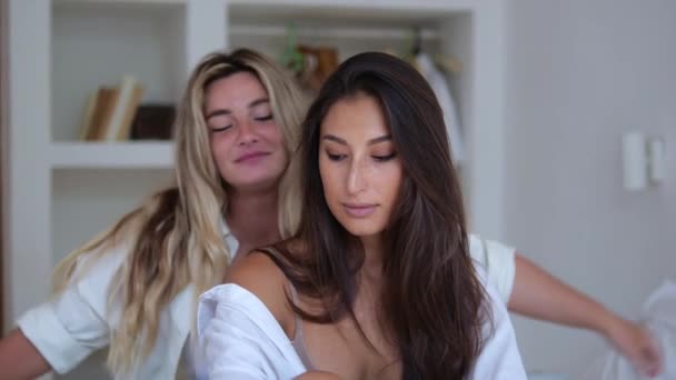 Two Beautiful Girlfriends Sitting Together Bed Bedroom Blonde Hugs Brunette – Stock-video