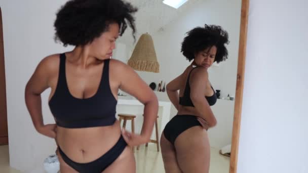 Černá Žena Nadváhou Podívá Sebe Zrcadla Své Tlusté Části Těla — Stock video