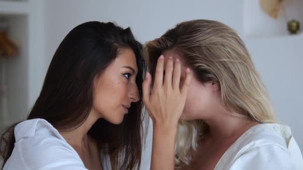 Two Sensual Lesbians Sitting Bed Front Each Other Brunette Runs — Vídeo de Stock