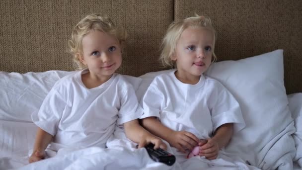 Little Twin Sisters Sit Bed Leaning Pillows Watching Which Hangs — Stock video