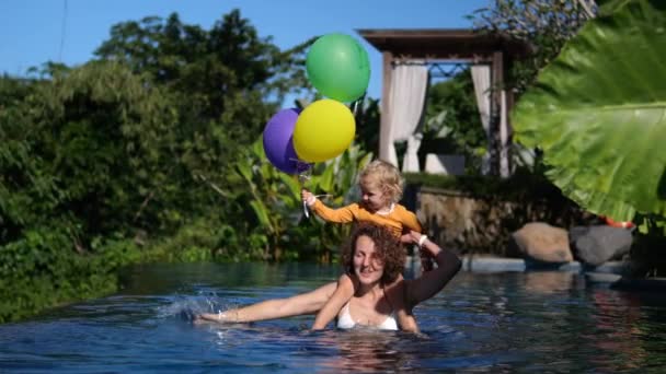 Single Mother Baby Vacation Happy Swim Together Pool Child Hands — Stockvideo