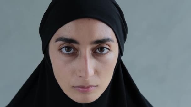 Una Donna Una Blogger Hijab Conduce Suo Canale Sui Social — Video Stock