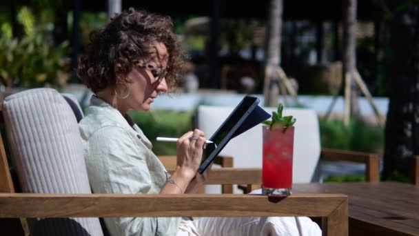 Krásná Dívka Slunečních Brýlích Pracující Volné Noze Sedí Pouliční Kavárně — Stock video