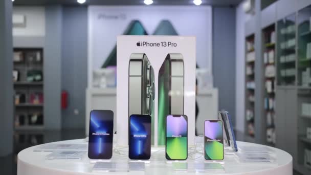 Ubud Indonésie 2022 Apple Obchod Stole Představuje Nejnovější Model Iphone13 — Stock video