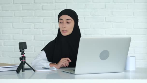 Muslimka Vede Svůj Video Blog Rovnosti Muslimských Žen Žena Hidžábu — Stock video