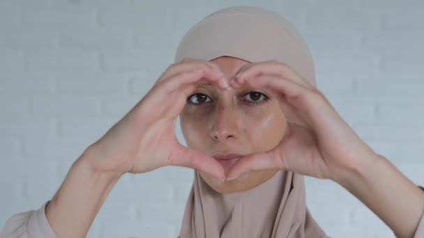 Aardige Vrouw Hijab Met Hart Teken Met Handen Gebaar Van — Stockvideo