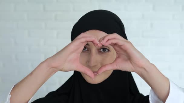 Una Hermosa Mujer Hiyab Negro Muestra Gesto Corazón Que Significa — Vídeos de Stock
