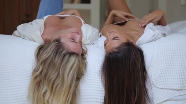 Two Amazing Girls Lying Bed Long Hair Hanging Blonde Brunette — Stockvideo
