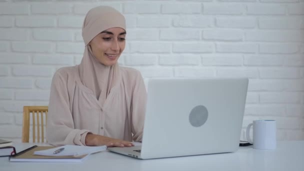 Uma Jovem Estudante Hijab Comunica Videochamada Com Seus Amigos Direitos — Vídeo de Stock