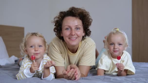 Two Blond Babies Huge Bed Mother Give Mother Taste Lollipops — Stock video