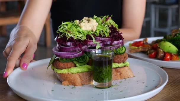 Auf Einem Weißen Großen Teller Liegt Ein Großes Superfood Sandwich — Stockvideo