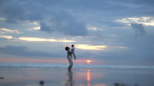Bottom View Woman Pantsuit Backdrop Sunset Ocean Stands Beach Wet — ストック動画