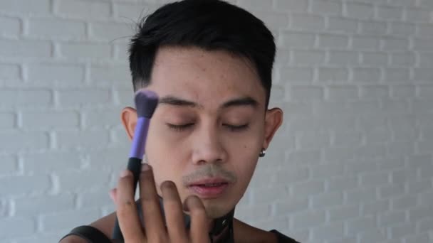Das Gesicht Eines Gutaussehenden Homosexuellen Mannes Der Puder Auf Sein — Stockvideo