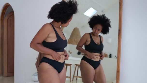 Afroameričanka Černém Spodním Prádle Před Zrcadlem Přitáhne Tlusté Břicho Nemůže — Stock video