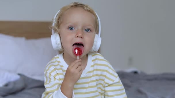 Year Old Baby Sits Bed Her Mouth Red Sweet Candy — Vídeo de stock