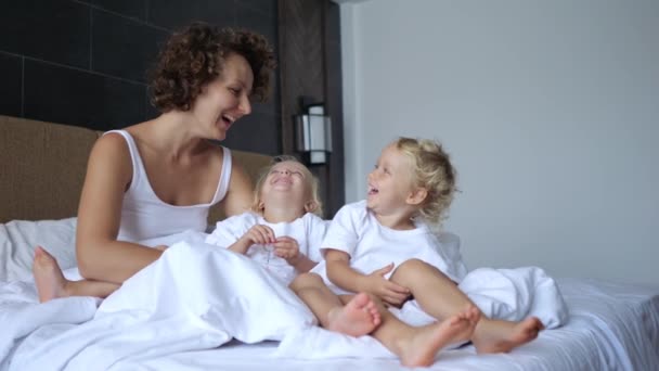 Mom Two Daughters Sitting Bed Woke Early Morning Good Mood — Stock video