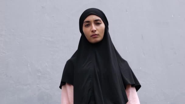 Seorang Wanita Yang Atraktif Dalam Jilbab Menunjukkan Tanda Jari Tengah — Stok Video