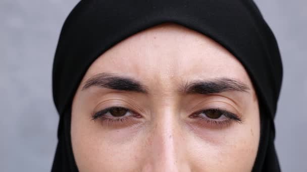 Zblízka Tvář Ženy Hnědé Oči Hnědé Obočí Černý Hidžáb Hlavě — Stock video