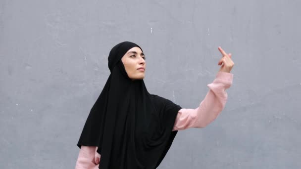 Beautiful Oriental Woman Hijab Shows Offensive Gesture Extending Hand Sky — Vídeos de Stock