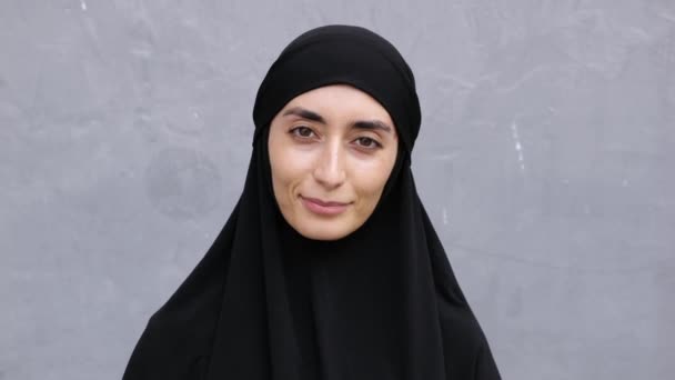 Una Bella Donna Araba Musulmana Hijab Nero Sorride Guarda Telecamera — Video Stock