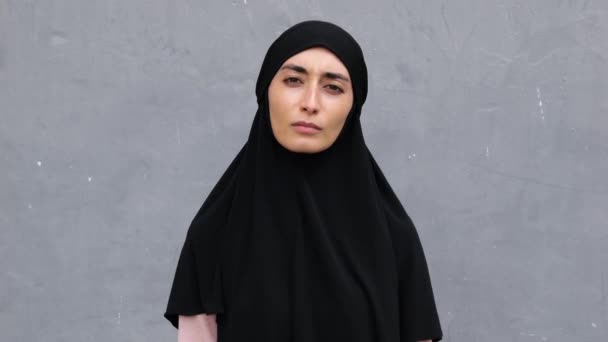 Una Donna Seria Multinazionale Araba Getta Arrogantemente Testa Mostra Audacemente — Video Stock
