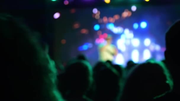 Люди Клубі Гойдаються Музики Різнокольорових Пучках Прожекторів Натовп Людей Музичному — стокове відео