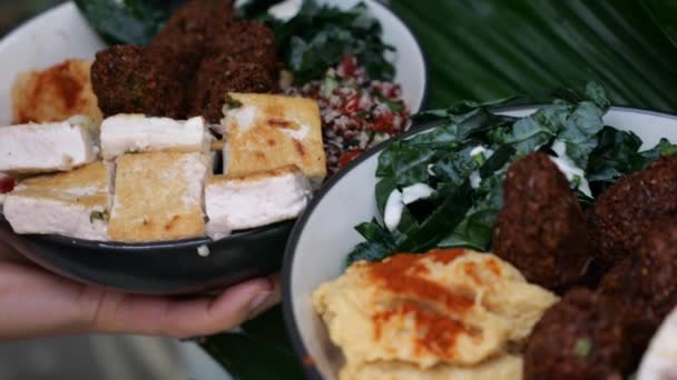 사람의 접시에 음식을 번담는다 도리깨 시금치 샐러드 풍부하고 맛있는 인도네시아 — 비디오