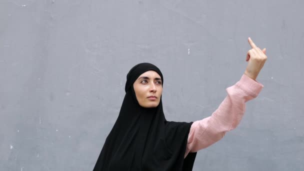 Brash Valiente Mujer Musulmana Hiyab Con Mano Extendida Hacia Arriba — Vídeos de Stock