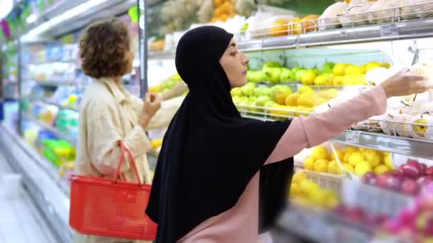 Zákaznice Vybírají Nejčerstvější Nejzralejší Hrušky Citrony Jablka Regálech Supermarketů Dávají — Stock video
