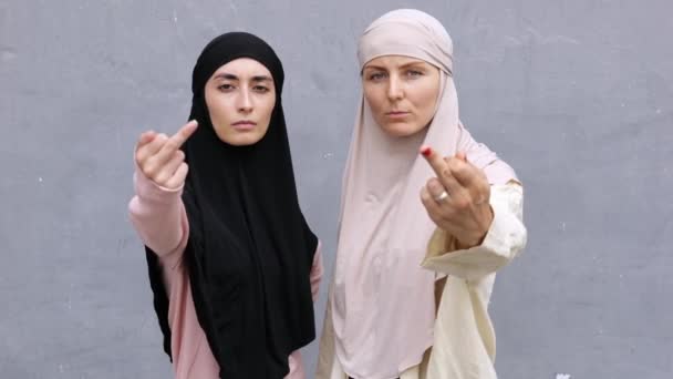 Арабська Кавказька Жінки Чорно Білих Шимарах Показують Середній Палець Серйозно — стокове відео