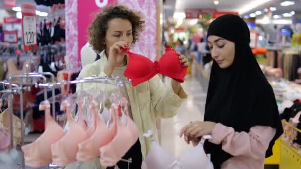 Arkadaş Alışveriş Merkezindeki Kitle Markette Sütyen Seçip Deniyorlar Beyaz Kadın — Stok video