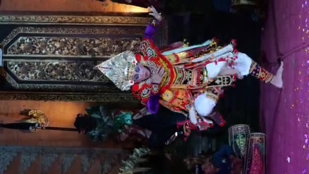バリの文化におけるバロンダンスのパフォーマンスは バリの生活の精神的な側面と密接に関連した芸術形態です 垂直方向のビデオでは ダンサーは儀式ダンスBarongを実行します ウブド インドネシア 2022 — ストック動画