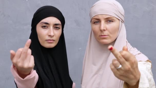 Una Donna Armena Caucasica Hijab Bianco Nero Mostra Dita Centrali — Video Stock