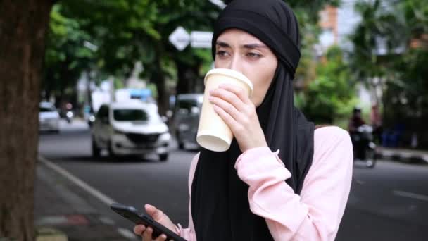 Araberin Mit Schwarzem Kopftuch Steht Auf Der Straße Trinkt Kaffee — Stockvideo