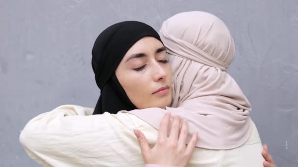 Две Мусульманки Черно Белых Хиджабах Заключают Друг Друга Теплые Объятия — стоковое видео