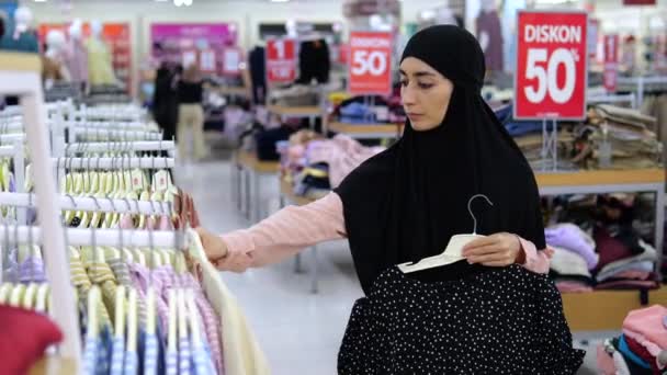 Исламская Женщина Химаре Выбирает Блузки Рубашки Магазине Мусульманская Женщина Клиент — стоковое видео