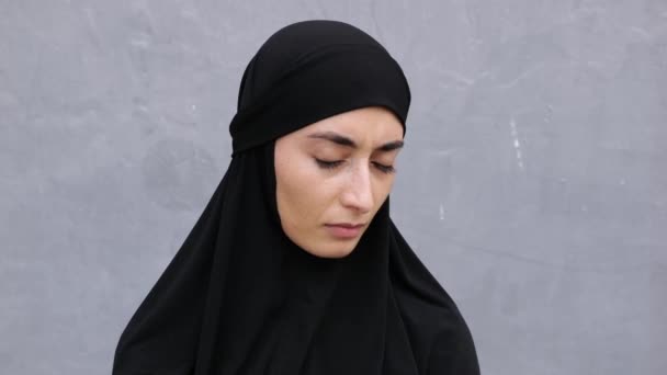 Lugn Blygsam Kvinna Svart Hijab Täcker Huvudet Och Gömmer Håret — Stockvideo