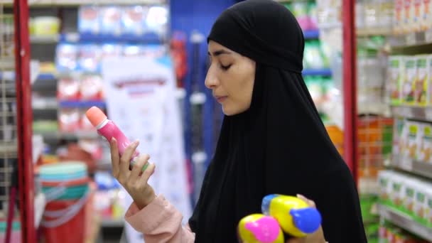 Una Mujer Musulmana Hiyab Para Con Tres Productos Cosméticos Sus — Vídeos de Stock