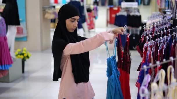 Donna Araba Hijab Confronta Sceglie Camicie Notte Capi Abbigliamento Centro — Video Stock