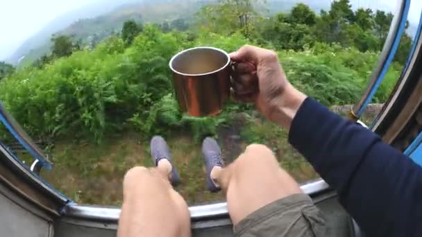 バックパッカーはスリランカの電車に乗っています お茶を飲みながら電車で旅する旅人 自然景色を楽しむ旅 — ストック動画
