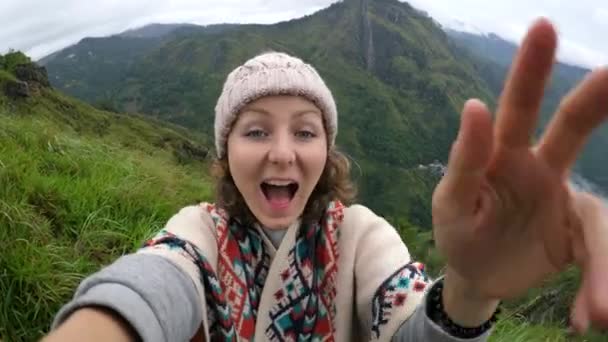 Nas Montanhas Sri Lanka Jovem Viajante Chapéu Poncho Tomando Selfie — Vídeo de Stock