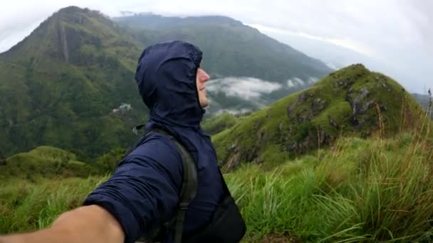 Retrato Inspirador Hombre Feliz Sobre Las Montañas Sri Lanka Viajero — Vídeos de Stock