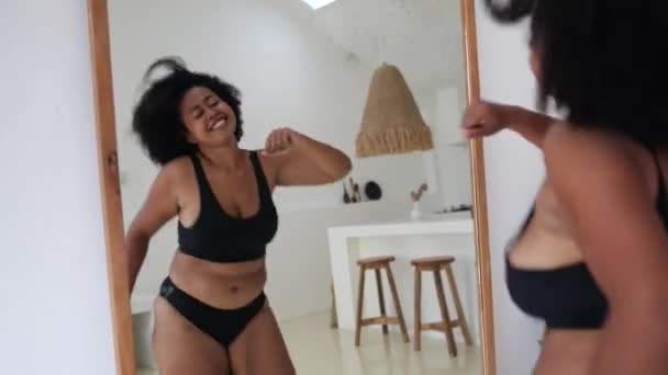 Zwarte Vrouw Die Energiek Voor Spiegel Danst Glimlacht Lacht Gelukkige — Stockvideo
