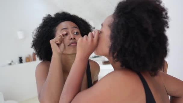 非洲裔美国女人在镜子前装腔作势 欣赏自己的脸和面部特征 美容标准的破坏 体表阳性 多样性 容貌和体形的多样性 — 图库视频影像