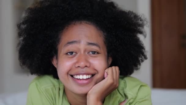 Sluiten Vrolijke Vrolijke Zwarte Vrouw Lacht Glimlacht Met Haar Hoofd — Stockvideo