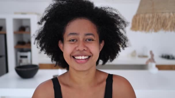 Portret Râs Vesel Zâmbind Atractiv Părul Creț Multinațional Brunetă Milenară — Videoclip de stoc