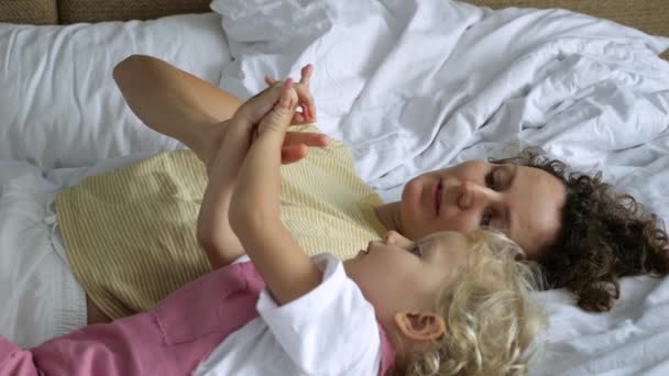 Γυναίκα Και Παιδί Ξαπλωμένοι Στο Κρεβάτι Συγκρίνοντας Χέρια Τους Ενδιαφέρον — Αρχείο Βίντεο