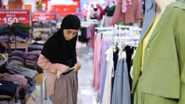 Seorang Wanita Arab Mengenakan Jilbab Memilih Celana Dan Celana Dalam — Stok Video
