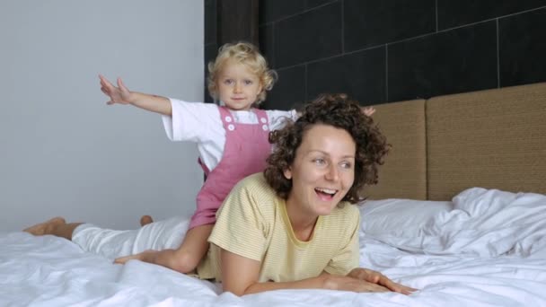 어머니와 아기는 휴일인 오후에 잠자리에서 휴식을 취한다 느릿느릿 동작을 어머니 — 비디오