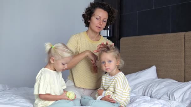 Madre Amorevole Dolce Premurosa Due Figlie Sorride Felicemente Pettina Capelli — Video Stock